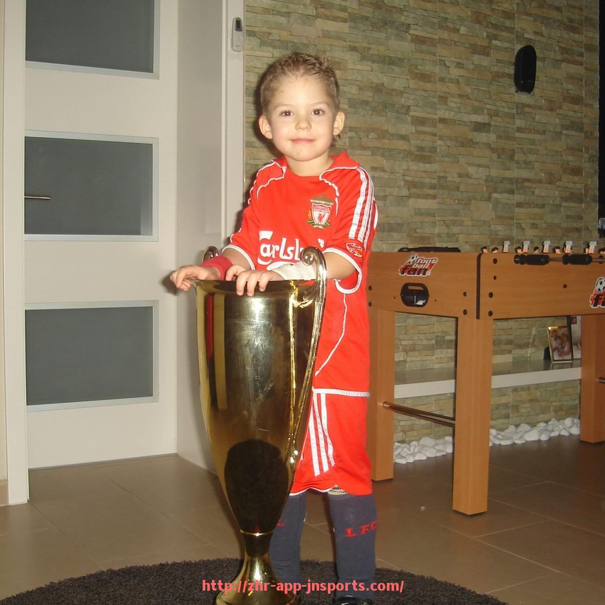 江南体育APP下载-世俱杯主帅对球员位置调整的战术策略与实战影响分析